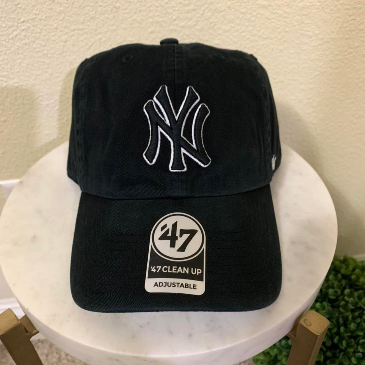 Yankees Hat (black white outline)