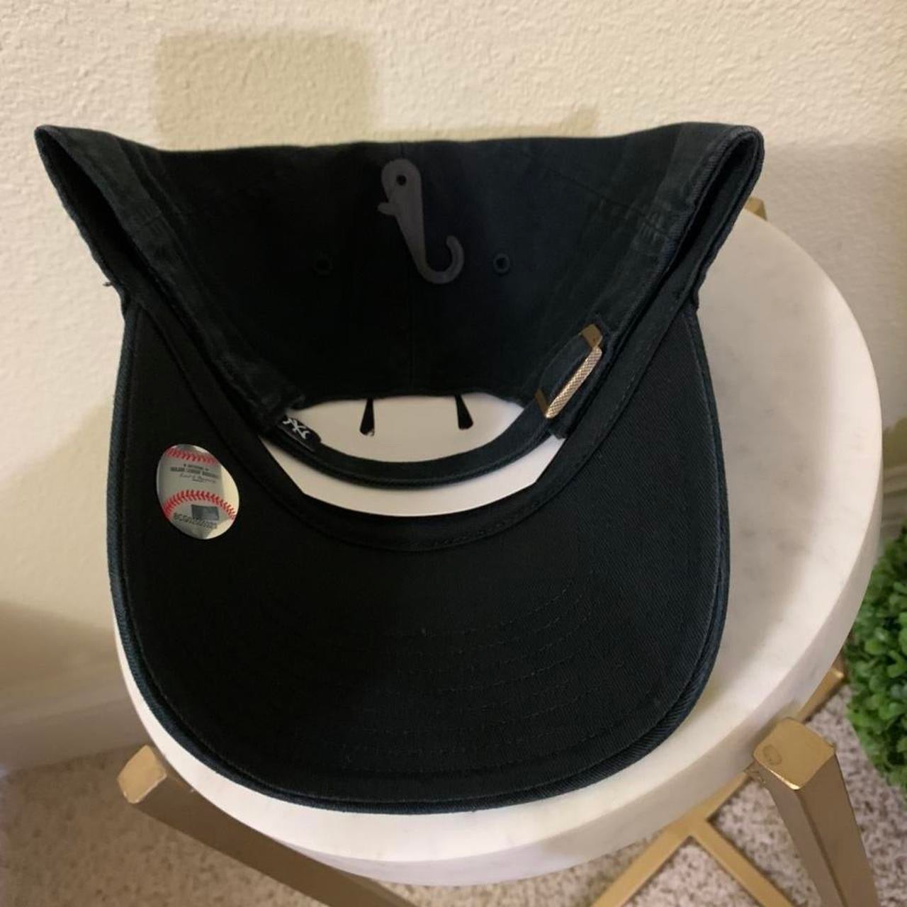Yankees Hat (black white outline)