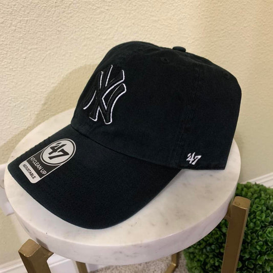 Yankees Hat (black white outline)